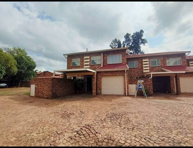 3 BEDROOM TOWNHOUSE FOR SALE IN BRACKENHURST